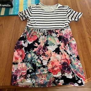 Short flowers and stripes dress. Size XL